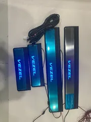 【送料無料】ヴェゼル 2023年式専用 LEDドアスカッフプレート ステンレス製 発光タイプ 内装保護＆夜間視認性向上 両面テープ簡単取付ZX03