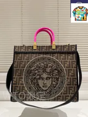 【今日特価】Fendi フェンディ ピーカボー ショッピングバッグ クラシックトートデザインが特徴