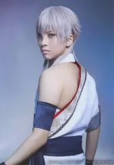 ミュージカル刀剣乱舞 すえひろがり Wチャンス 鶴丸国永 岡宮来夢 生写真(男性)/俳優 岡宮来夢(鶴丸国永)/座り・キャラクターショット