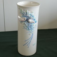 LAURA ASHLEY ローラアシュレイ エンボス フラワーベース 花瓶 - メルカリ