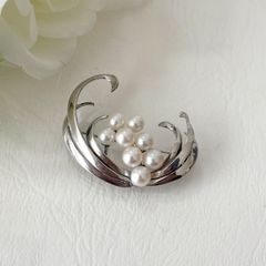 MIKIMOTO（ミキモト）のパールブローチ シルバーカラー葉とパールの