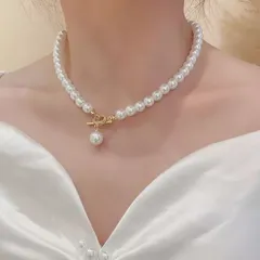 Terse フォーマルなシーンで大活躍してくれるフェークパールネックレス  程よい大きさで、服装にも合わせやすい シンプルなデザイン、様々なコーディネートと相性抜群 結婚式の二次会やパーティーなどのお呼ばれシーンはもちろん、デイリーにも取り入れやすい