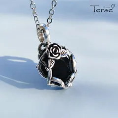 Terse 愛と情熱を象徴するバラモチーフのブラックCZとシルバー925アンティーク風ペンダント 可憐な薔薇のデザインが胸元を美しく着飾ります 丁寧に造られた精巧な作り 程よい大きさで着け心地も良好  花 ロマンティックで華やかなネックレス sn0362abk