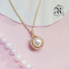 RUKA 流れるような本金メッキパーツの中にCZダイヤモンドのきらめきとまろやかな光の本物真珠が留められたペンダント 柔らかい印象を与えるしなやかな曲線の上に7ｍｍの淡水パールが浮かんでいるようなネックレス 服装を選ばないシンプルで使いやすいデザイン