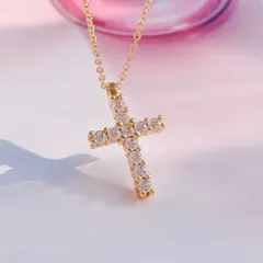 Terse シンプルからフォーマルな装いまで、シーンを選ばず身に着けられる定番クロスモチーフペンダント キリストの象徴とされ、神聖なパワーを持ち、身に着ける人を災いから守ってくれるといわれています 厳選したキュービックジルコニアをセッティングされ