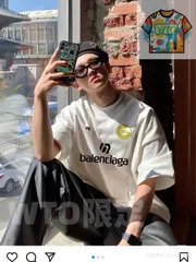 この半袖はバレンシアガのコラボレーションモデルで、最新のデザインです。大きな字母ロゴプリントが目を引き、ファッション感たっぷりです。 