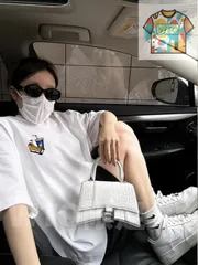 この半袖は、MLB と NY ヤンキーズのコラボレーションシリーズの 1 点で、LA コーラ・ホットドッグ・ハンバーガーの要素が融合されており、ユニークなデザインで、ファッション性と個性を兼ね備えており、カップルで着用するのに最適です。 