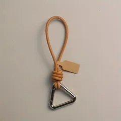 YSK031  本革 × メタル三角バックル キーホルダー｜ハンドメイド レザーループ パンクテイストの個性派デザイン｜ユニセックス・誕生日ギフト・普段使いに   キーホルダー キーリング 鍵ホルダー アウトドア 腰掛け 多機能 EDC