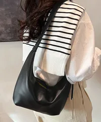 ショルダーバッグ PUレザー おしゃれ 軽量 レディース★斜め掛け肩掛け 黒