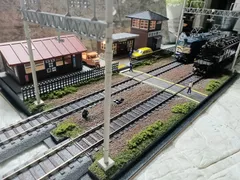【HOゲージ】【夜景】電気機関区（2線）　∴架線柱付ジオラマ＆モジュール信号所＆詰所（3棟）KATO（ユニトラ直結　通電可）