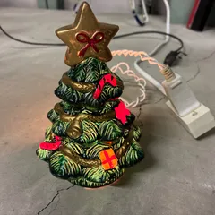 光るクリスマスツリーオブジェ