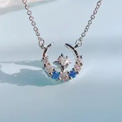 Terse　女性の魅力を引き出すといわれる月モチーフのネックレス　揺れながらきらめくキュービックジルコニアが胸元を華やかに彩ります　シルバー925の眩い輝きがデザインに調和し、洗練された魅力を添えます　三日月　星　サファイア色CZダイヤ　 　sn0296a