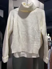 ホワイト タートルネックニット