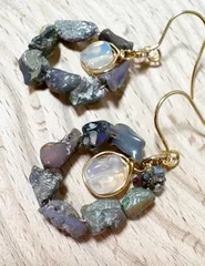 エチオピア産ブルーグレーオパール ラフロックタンブルピアス（サージカルステンレス）K18メッキ