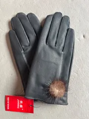 ファーボール付き レディース 合皮 防寒 手袋 ブラック 冬 暖かい