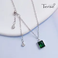 Terse 大き目のグリーンジルコニアが胸元で輝くペンダント ネックレス レディース エメラルドグリーン エレガント 女性らしさ アクセント 普段使い  スライドボール 長さ調節可能 お出かけ パーティー イベント 食事会 女子会 プレゼント sn0239a