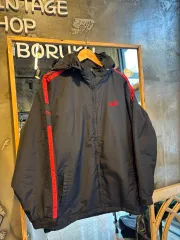 プーマ ブラック/レッド LINE キルティング ウィンドブレーカー