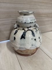 作家　村岡修至 作　柿釉波紋 楕円大皿 作家 村岡修至 作 陶器 柿釉 波紋 変形 台形 角形 一輪挿し 花瓶