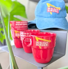 【 In-N-Out Burger（ インアンドアウトバーガー / イナウトバーガー ）】　MELAMINE MUG / メラミン製マグ / diner / ダイナー 〚アメリカン雑貨 アメトイ〛