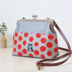 ネコとドットの帆布のがま口ショルダーバッグ〈グレー×レッド〉 ショルダーバッグ がま口バッグ がま口 鞄 斜め掛け 肩掛け 赤 クリスマス プレゼント ギフト