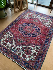 ヴィンテージ貴重なバクティアリ絨毯138×199約2.7平米見事なメダリオン素敵な色合総草木染の美しさ！ザグロス山脈で暮らすバクティアリ族によって織られた目の詰まったしっかりした絨毯丈夫です。力強さの中にもエレガントで品のある素晴らしい絨毯！バクティアリは貴重