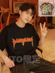 このバレンシアガのコラボレーション半袖は、最新のデザインで、炎のアルファベット大ロゴプリントが特徴的です。 