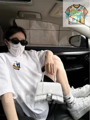 この半袖は、MLB と NY ヤンキーズのコラボレーションシリーズの 1 点で、LA コーラ・ホットドッグ・ハンバーガーの要素が融合されており、ユニークなデザインで、ファッション性と個性を兼ね備えており、カップルで着用するのに最適です。 