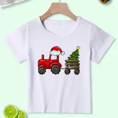 【送料無料】ジュニア 赤いサンタ帽のトラクターとクリスマスツリーのプリントが施された 熱転写3DプリントTシャツ  パロディ 子供服 男の子 女の子 小学生 中学生  半袖 トップス スポーツ キャンプ 夏服