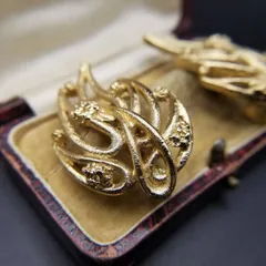 Monet Pat'D刻印 ゴールドの葉 オープンワーク ヴィンテージ リーフ イヤリング レトロ コスチュームジュエリー 大ぶり 存在感 R16-O