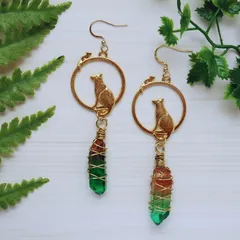 ネコ　クリスタルクォーツ　ワイヤー　ピアス　イヤリング　ゴールド　天然石　水晶　グリーン　猫