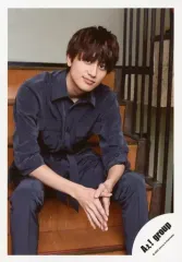 【中古】生写真(ジャニーズ) Aぇ! group/小島健/膝上・座り・衣装グレー・両手重ね・階段/「僕らAぇ! groupがbrakeしそうですねん?!」グッズオフショット/公式生写真