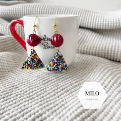 マルチカラーなつぶつぶさんかく(レッドマーブル)ビーズ刺繍ピアス/イヤリング