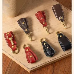 アクセサリー 本革 キーホルダー メンズ│ブラス製フック＆Dリング│ベルト装着クリップ│ヴィンテージ レザーキークリップ（黒／赤／コーヒー・全長約7cm）ハンドメイド EDC アウトドア  YSK036