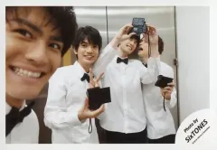 【中古】生写真(ジャニーズ) SixTONES/集合(4人)/横型・膝上・衣装白・黒・ジェシー両手カメラ・高地左手ピース・森本顔アップ/「ジャニーズJr.8・8祭り～東京ドームから始まる～」セルフィー/公式生写真