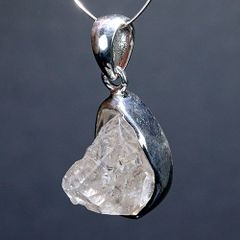 ワイヤー巻き☆小さな虹入り 大粒 宝石質フェナカイト（ロシア産）220827 ワイヤー巻き☆小さな虹入り 大粒 宝石質フェナカイト（ロシア産
