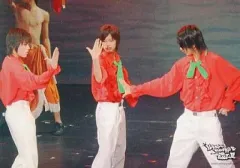 【中古】生写真(ジャニーズ) 7WEST/中山優馬・神山智洋・藤井流星/ライブフォト・横型・膝上・衣装赤白・右手前関西ジャニーズJr.2007夏＠大阪松竹座/公式生写真