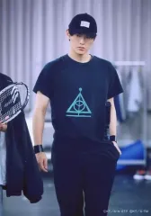 【中古】生写真(男性) 田鶴翔吾(真田弦一郎)/膝上・衣装黒・帽子・左手ポケット・口閉じ・稽古場・私服ショット/ミュージカル『テニスの王子様』3rdシーズン 青学vs立海 追加生写真