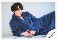 【中古】生写真(STARTO) Snow Man/宮舘涼太/横型・膝上/「Snow Man Dome Tour 2024 RAYS」グッズオフショット/公式生写真