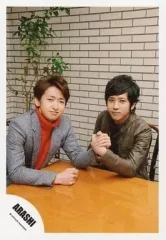 【中古】生写真(ジャニーズ) 嵐/大野智・二宮和也/上半身・衣装グレー・ベージュ・握手・笑顔/公式生写真