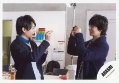 【中古】生写真(ジャニーズ) 嵐/櫻井翔・松本潤/横型・上半身・カメラ/公式生写真