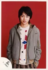 【中古】生写真(ジャニーズ) 嵐/櫻井翔/膝上・ジャケットグレー・背景赤・インナー白・両手ポケット・カメラ目線/公式生写真