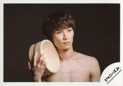 【中古】生写真(ジャニーズ) Snow Man/渡辺翔太/横型・バストアップ・右手桶・右向き・口閉じ・背景黒/「少年たち To be!」グッズオフショット/公式生写真