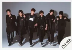 【中古】生写真(ジャニーズ) SixTONES/集合(6人)/横型・全身・衣装黒・横並び・ジェシー右手肩・背景グレー/「Rough“xxxxxx”」グッズオフショット/公式生写真