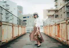 【中古】生写真(女性) 私立恵比寿中学/中山莉子/横型・全身・衣装白・茶・体左向き・両手下げ・左手花束・歩道橋/「2019年生誕記念グッズ ブロマイドケース」封入生写真