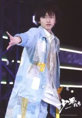 【中古】生写真(ジャニーズ) なにわ男子/道枝駿佑/ライブフォト・膝上・衣装水色・白・右手伸ばし・右向き・目線左/「少年たち 青春の光に・・・」ステージフォト