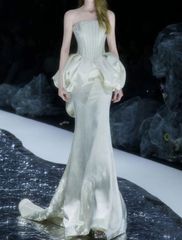 新品 アシンメトリーが描く洗練のライン 気品漂うブルーロングドレス