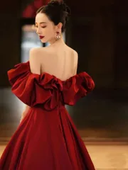 新品  一瞬で視線を奪う　情熱と品格を宿したオフショルダードレス
