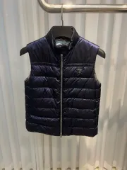 【美品✨レア】PRADA プラダ　中綿ベスト　ラバーロゴ　黒　46 国内正規品 2025年最新】PRADA ダウンベストの人気アイテム - メルカリ