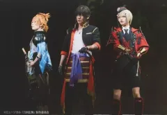 【中古】生写真(男性) 石橋弘毅(日向正宗)・牧島輝(大倶利伽羅)・糸川耀士郎(浦島虎徹)/ライブフォト・横型・膝上・1部衣裳・キャラクターショット/「ミュージカル『刀剣乱舞』 ～静かの海のパライソ～ 2021」ローソンプリント限定ブロマイド