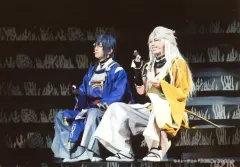 【中古】生写真(男性) 黒羽麻璃央(三日月宗近)・北園涼(小狐丸)/ライブフォト・全身・座り・北園右手指差し・キャラクターショット/1部衣裳/「ミュージカル『刀剣乱舞』～つはものどもがゆめのあと～」舞台写真ブロマイド1部セット